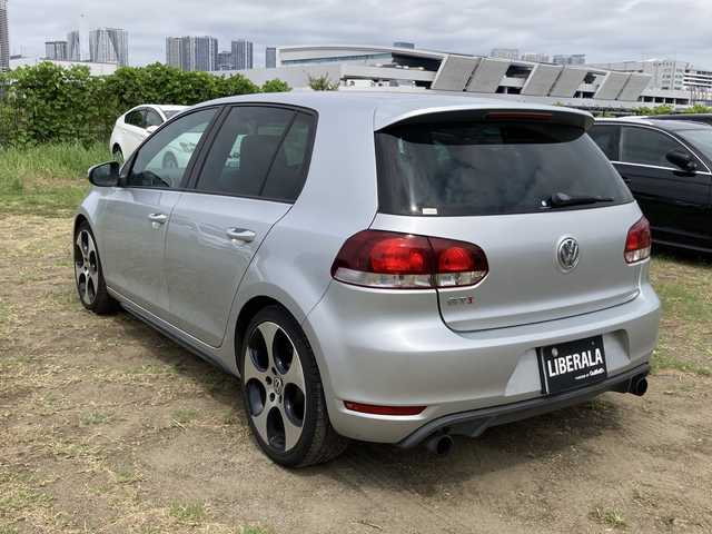 フォルクスワーゲン ゴルフ GTi 東京都 2011(平23)年 7万km リフレックスシルバーメタリック 社外HDDナビ（DVD再生機能付）/ワンセグTV/ETC/黒革シート/運転席側パワーシート/シートヒーター（D席/N席）/オートライト/クルーズコントロール/純正18インチAW