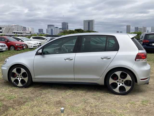 フォルクスワーゲン ゴルフ GTi 東京都 2011(平23)年 7万km リフレックスシルバーメタリック 社外HDDナビ（DVD再生機能付）/ワンセグTV/ETC/黒革シート/運転席側パワーシート/シートヒーター（D席/N席）/オートライト/クルーズコントロール/純正18インチAW