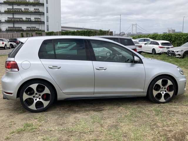 フォルクスワーゲン ゴルフ GTi 東京都 2011(平23)年 7万km リフレックスシルバーメタリック 社外HDDナビ（DVD再生機能付）/ワンセグTV/ETC/黒革シート/運転席側パワーシート/シートヒーター（D席/N席）/オートライト/クルーズコントロール/純正18インチAW