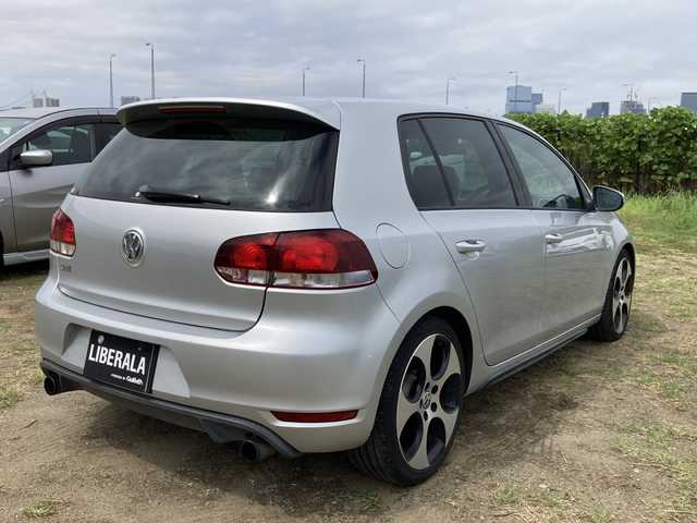 フォルクスワーゲン ゴルフ GTi 東京都 2011(平23)年 7万km リフレックスシルバーメタリック 社外HDDナビ（DVD再生機能付）/ワンセグTV/ETC/黒革シート/運転席側パワーシート/シートヒーター（D席/N席）/オートライト/クルーズコントロール/純正18インチAW