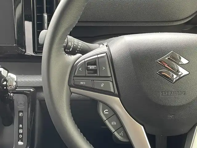 スズキ ソリオ バンディット HV MV 滋賀県 2024(令6)年 0.3万km スーパーブラックパール デュアルカメラブレーキサポート/全方位カメラ/ヘッドアップディスプレイ/コーナーセンサー/両側パワースライドドア/クルーズコントロール/レーントレーシングアシスト/アイドリングストップ/横滑り防止装置/革巻きステアリング/ステアリングスイッチ/オートライト/LEDヘッドライト/フロントフォグライト/純正フロアマット/電格ミラー/スマートキー/スペアキー
