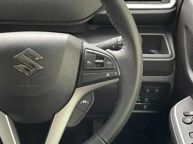 スズキ ソリオ バンディット HV MV 滋賀県 2024(令6)年 0.3万km スーパーブラックパール デュアルカメラブレーキサポート/全方位カメラ/ヘッドアップディスプレイ/コーナーセンサー/両側パワースライドドア/クルーズコントロール/レーントレーシングアシスト/アイドリングストップ/横滑り防止装置/革巻きステアリング/ステアリングスイッチ/オートライト/LEDヘッドライト/フロントフォグライト/純正フロアマット/電格ミラー/スマートキー/スペアキー