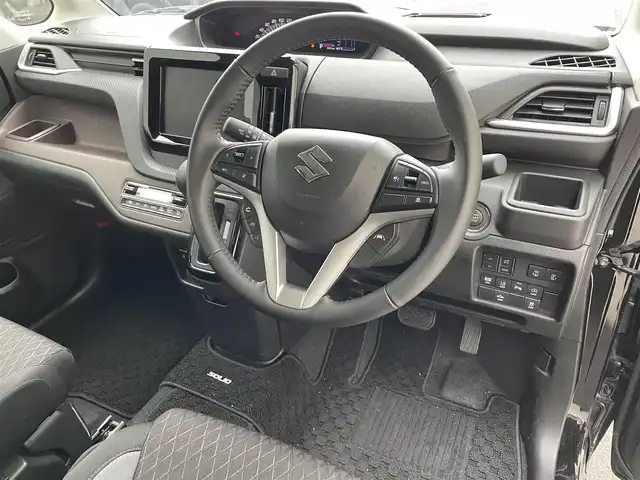 スズキ ソリオ バンディット HV MV 滋賀県 2024(令6)年 0.3万km スーパーブラックパール デュアルカメラブレーキサポート/全方位カメラ/ヘッドアップディスプレイ/コーナーセンサー/両側パワースライドドア/クルーズコントロール/レーントレーシングアシスト/アイドリングストップ/横滑り防止装置/革巻きステアリング/ステアリングスイッチ/オートライト/LEDヘッドライト/フロントフォグライト/純正フロアマット/電格ミラー/スマートキー/スペアキー