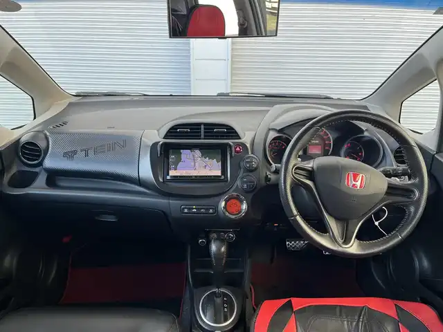 ホンダ フィット RS 高知県 2011(平23)年 14.7万km プレミアムホワイトパール メモリナビ/Bluetooth接続/ETC/バックカメラ/純正+社外（MUGEN）フロアマット/社外（XSPEED）16インチアルミホイール/盗難防止装置/オートライト/運転席＋助手席エアバッグ/パドルシフト/電動格納ミラー/レザーシートカバー/本革巻きステアリング