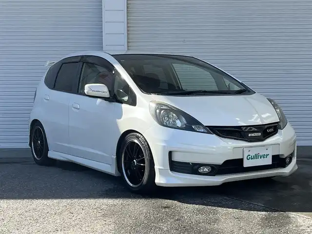 ホンダ フィット RS 高知県 2011(平23)年 14.7万km プレミアムホワイトパール メモリナビ/Bluetooth接続/ETC/バックカメラ/純正+社外（MUGEN）フロアマット/社外（XSPEED）16インチアルミホイール/盗難防止装置/オートライト/運転席＋助手席エアバッグ/パドルシフト/電動格納ミラー/レザーシートカバー/本革巻きステアリング