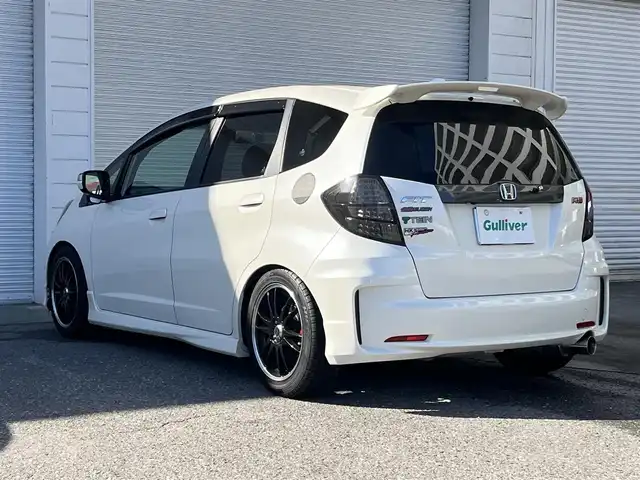 ホンダ フィット RS 高知県 2011(平23)年 14.7万km プレミアムホワイトパール メモリナビ/Bluetooth接続/ETC/バックカメラ/純正+社外（MUGEN）フロアマット/社外（XSPEED）16インチアルミホイール/盗難防止装置/オートライト/運転席＋助手席エアバッグ/パドルシフト/電動格納ミラー/レザーシートカバー/本革巻きステアリング