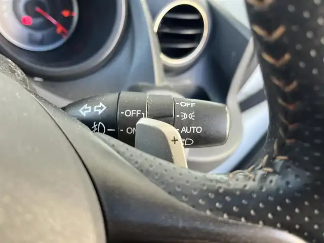 ホンダ フィット RS 高知県 2011(平23)年 14.7万km プレミアムホワイトパール メモリナビ/Bluetooth接続/ETC/バックカメラ/純正+社外（MUGEN）フロアマット/社外（XSPEED）16インチアルミホイール/盗難防止装置/オートライト/運転席＋助手席エアバッグ/パドルシフト/電動格納ミラー/レザーシートカバー/本革巻きステアリング