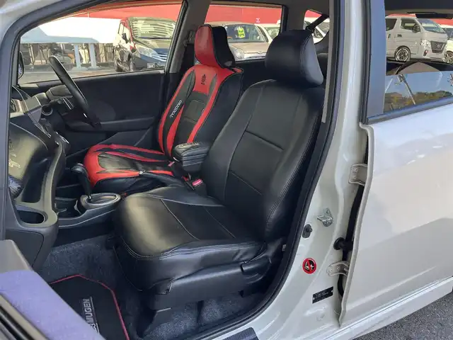 ホンダ フィット RS 高知県 2011(平23)年 14.7万km プレミアムホワイトパール メモリナビ/Bluetooth接続/ETC/バックカメラ/純正+社外（MUGEN）フロアマット/社外（XSPEED）16インチアルミホイール/盗難防止装置/オートライト/運転席＋助手席エアバッグ/パドルシフト/電動格納ミラー/レザーシートカバー/本革巻きステアリング