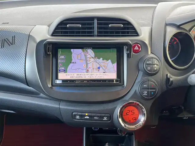 ホンダ フィット RS 高知県 2011(平23)年 14.7万km プレミアムホワイトパール メモリナビ/Bluetooth接続/ETC/バックカメラ/純正+社外（MUGEN）フロアマット/社外（XSPEED）16インチアルミホイール/盗難防止装置/オートライト/運転席＋助手席エアバッグ/パドルシフト/電動格納ミラー/レザーシートカバー/本革巻きステアリング