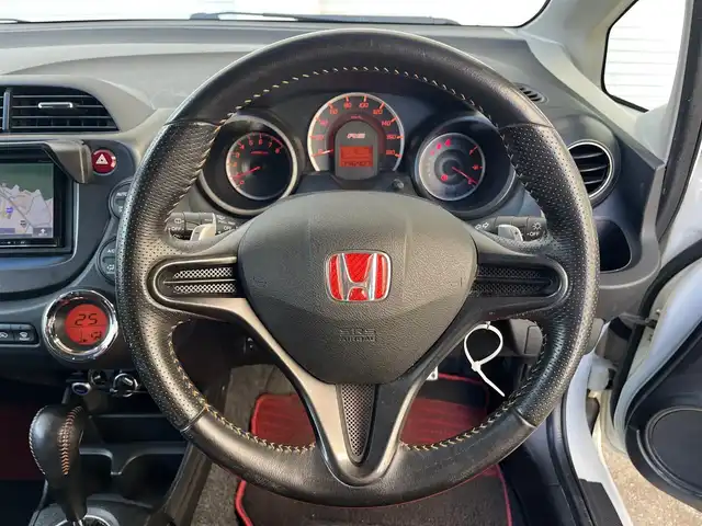 ホンダ フィット RS 高知県 2011(平23)年 14.7万km プレミアムホワイトパール メモリナビ/Bluetooth接続/ETC/バックカメラ/純正+社外（MUGEN）フロアマット/社外（XSPEED）16インチアルミホイール/盗難防止装置/オートライト/運転席＋助手席エアバッグ/パドルシフト/電動格納ミラー/レザーシートカバー/本革巻きステアリング