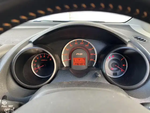 ホンダ フィット RS 高知県 2011(平23)年 14.7万km プレミアムホワイトパール メモリナビ/Bluetooth接続/ETC/バックカメラ/純正+社外（MUGEN）フロアマット/社外（XSPEED）16インチアルミホイール/盗難防止装置/オートライト/運転席＋助手席エアバッグ/パドルシフト/電動格納ミラー/レザーシートカバー/本革巻きステアリング