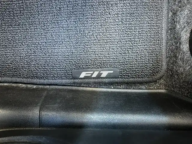 ホンダ フィット RS 高知県 2011(平23)年 14.7万km プレミアムホワイトパール メモリナビ/Bluetooth接続/ETC/バックカメラ/純正+社外（MUGEN）フロアマット/社外（XSPEED）16インチアルミホイール/盗難防止装置/オートライト/運転席＋助手席エアバッグ/パドルシフト/電動格納ミラー/レザーシートカバー/本革巻きステアリング