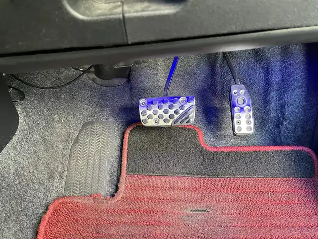 ホンダ フィット RS 高知県 2011(平23)年 14.7万km プレミアムホワイトパール メモリナビ/Bluetooth接続/ETC/バックカメラ/純正+社外（MUGEN）フロアマット/社外（XSPEED）16インチアルミホイール/盗難防止装置/オートライト/運転席＋助手席エアバッグ/パドルシフト/電動格納ミラー/レザーシートカバー/本革巻きステアリング