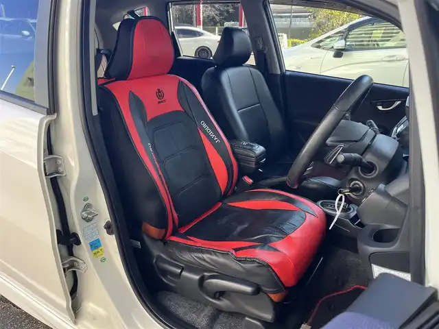 ホンダ フィット RS 高知県 2011(平23)年 14.7万km プレミアムホワイトパール メモリナビ/Bluetooth接続/ETC/バックカメラ/純正+社外（MUGEN）フロアマット/社外（XSPEED）16インチアルミホイール/盗難防止装置/オートライト/運転席＋助手席エアバッグ/パドルシフト/電動格納ミラー/レザーシートカバー/本革巻きステアリング