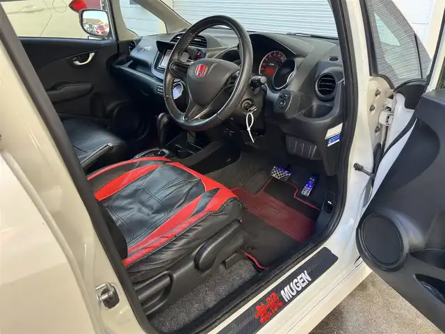 ホンダ フィット RS 高知県 2011(平23)年 14.7万km プレミアムホワイトパール メモリナビ/Bluetooth接続/ETC/バックカメラ/純正+社外（MUGEN）フロアマット/社外（XSPEED）16インチアルミホイール/盗難防止装置/オートライト/運転席＋助手席エアバッグ/パドルシフト/電動格納ミラー/レザーシートカバー/本革巻きステアリング