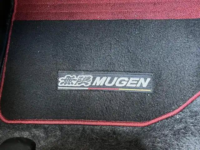 ホンダ フィット RS 高知県 2011(平23)年 14.7万km プレミアムホワイトパール メモリナビ/Bluetooth接続/ETC/バックカメラ/純正+社外（MUGEN）フロアマット/社外（XSPEED）16インチアルミホイール/盗難防止装置/オートライト/運転席＋助手席エアバッグ/パドルシフト/電動格納ミラー/レザーシートカバー/本革巻きステアリング