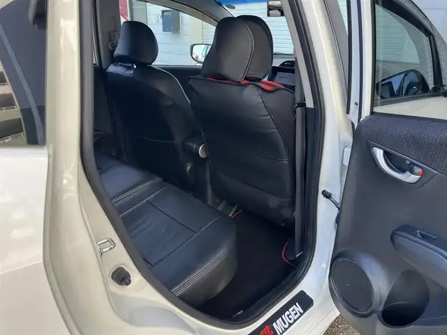 ホンダ フィット RS 高知県 2011(平23)年 14.7万km プレミアムホワイトパール メモリナビ/Bluetooth接続/ETC/バックカメラ/純正+社外（MUGEN）フロアマット/社外（XSPEED）16インチアルミホイール/盗難防止装置/オートライト/運転席＋助手席エアバッグ/パドルシフト/電動格納ミラー/レザーシートカバー/本革巻きステアリング