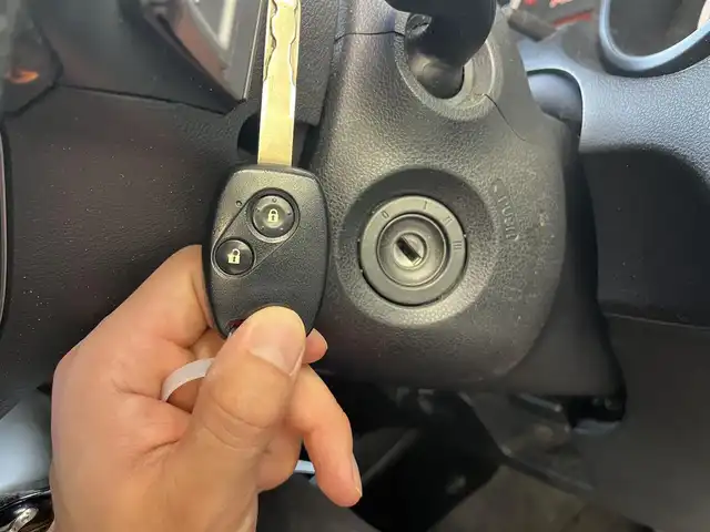 ホンダ フィット RS 高知県 2011(平23)年 14.7万km プレミアムホワイトパール メモリナビ/Bluetooth接続/ETC/バックカメラ/純正+社外（MUGEN）フロアマット/社外（XSPEED）16インチアルミホイール/盗難防止装置/オートライト/運転席＋助手席エアバッグ/パドルシフト/電動格納ミラー/レザーシートカバー/本革巻きステアリング