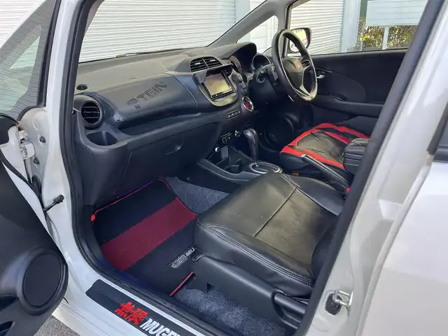 ホンダ フィット RS 高知県 2011(平23)年 14.7万km プレミアムホワイトパール メモリナビ/Bluetooth接続/ETC/バックカメラ/純正+社外（MUGEN）フロアマット/社外（XSPEED）16インチアルミホイール/盗難防止装置/オートライト/運転席＋助手席エアバッグ/パドルシフト/電動格納ミラー/レザーシートカバー/本革巻きステアリング