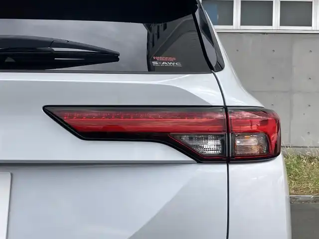 三菱 アウトランダー ＰＨＥＶ P 静岡県 2022(令4)年 2.1万km ホワイトダイヤモンド 純正メモリーナビ/　AM FM Bluetooth USB AppleCarPlay AndroidAuto/フルセグTV/ビルトインETC2.0/前後方ドライブレコーダー/LEDオートヘッドランプ/パワーシート(前席)/シートヒーター(前席)/パワーバックドア/ステアリングヒーター/前後方クリアランスソナー/純正20インチアルミホイール/ヘッドアップディスプレイ/スマートキー2本/サンルーフ/BOSEプレミアムサウンド/アラウンドビューモニター/ホワイトレザーシート
