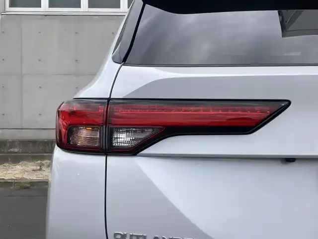 三菱 アウトランダー ＰＨＥＶ P 静岡県 2022(令4)年 2.1万km ホワイトダイヤモンド 純正メモリーナビ/　AM FM Bluetooth USB AppleCarPlay AndroidAuto/フルセグTV/ビルトインETC2.0/前後方ドライブレコーダー/LEDオートヘッドランプ/パワーシート(前席)/シートヒーター(前席)/パワーバックドア/ステアリングヒーター/前後方クリアランスソナー/純正20インチアルミホイール/ヘッドアップディスプレイ/スマートキー2本/サンルーフ/BOSEプレミアムサウンド/アラウンドビューモニター/ホワイトレザーシート