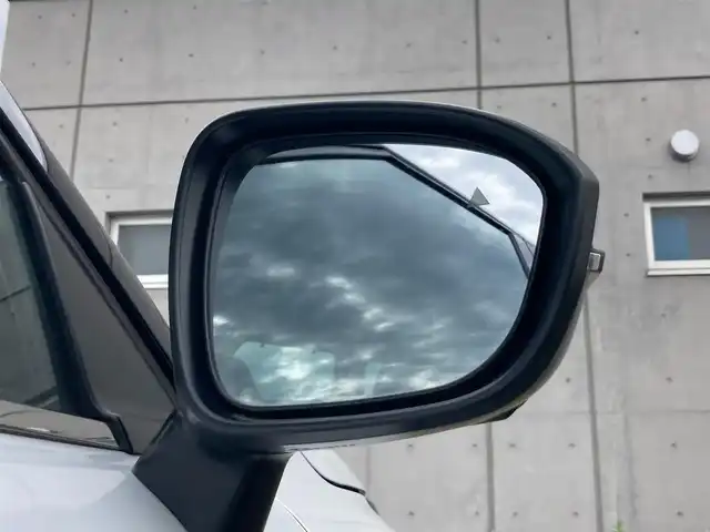 三菱 アウトランダー ＰＨＥＶ P 静岡県 2022(令4)年 2.1万km ホワイトダイヤモンド 純正メモリーナビ/　AM FM Bluetooth USB AppleCarPlay AndroidAuto/フルセグTV/ビルトインETC2.0/前後方ドライブレコーダー/LEDオートヘッドランプ/パワーシート(前席)/シートヒーター(前席)/パワーバックドア/ステアリングヒーター/前後方クリアランスソナー/純正20インチアルミホイール/ヘッドアップディスプレイ/スマートキー2本/サンルーフ/BOSEプレミアムサウンド/アラウンドビューモニター/ホワイトレザーシート