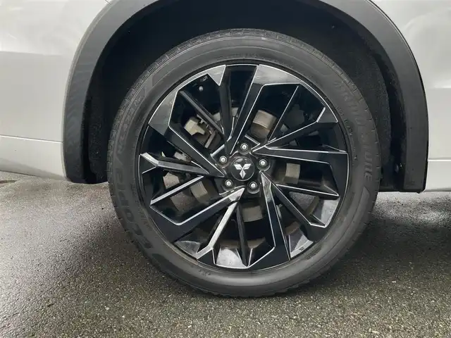 三菱 アウトランダー ＰＨＥＶ P 静岡県 2022(令4)年 2.1万km ホワイトダイヤモンド 純正メモリーナビ/　AM FM Bluetooth USB AppleCarPlay AndroidAuto/フルセグTV/ビルトインETC2.0/前後方ドライブレコーダー/LEDオートヘッドランプ/パワーシート(前席)/シートヒーター(前席)/パワーバックドア/ステアリングヒーター/前後方クリアランスソナー/純正20インチアルミホイール/ヘッドアップディスプレイ/スマートキー2本/サンルーフ/BOSEプレミアムサウンド/アラウンドビューモニター/ホワイトレザーシート