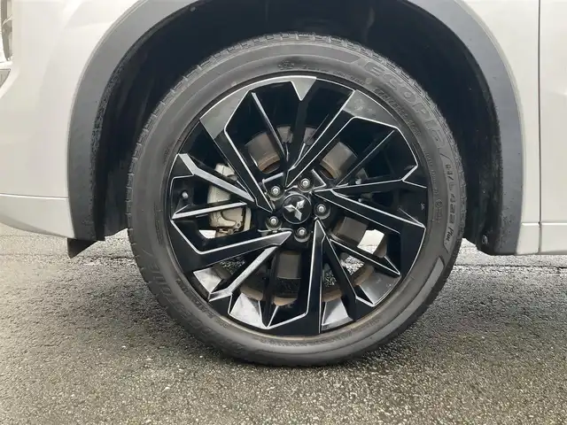 三菱 アウトランダー ＰＨＥＶ P 静岡県 2022(令4)年 2.1万km ホワイトダイヤモンド 純正メモリーナビ/　AM FM Bluetooth USB AppleCarPlay AndroidAuto/フルセグTV/ビルトインETC2.0/前後方ドライブレコーダー/LEDオートヘッドランプ/パワーシート(前席)/シートヒーター(前席)/パワーバックドア/ステアリングヒーター/前後方クリアランスソナー/純正20インチアルミホイール/ヘッドアップディスプレイ/スマートキー2本/サンルーフ/BOSEプレミアムサウンド/アラウンドビューモニター/ホワイトレザーシート