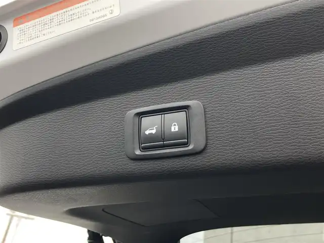 三菱 アウトランダー ＰＨＥＶ P 静岡県 2022(令4)年 2.1万km ホワイトダイヤモンド 純正メモリーナビ/　AM FM Bluetooth USB AppleCarPlay AndroidAuto/フルセグTV/ビルトインETC2.0/前後方ドライブレコーダー/LEDオートヘッドランプ/パワーシート(前席)/シートヒーター(前席)/パワーバックドア/ステアリングヒーター/前後方クリアランスソナー/純正20インチアルミホイール/ヘッドアップディスプレイ/スマートキー2本/サンルーフ/BOSEプレミアムサウンド/アラウンドビューモニター/ホワイトレザーシート