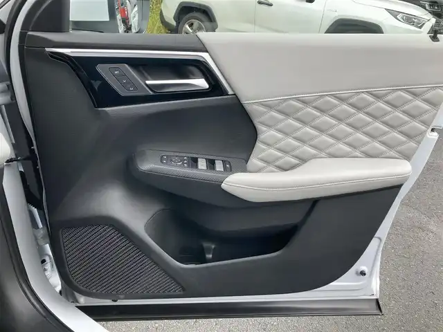 三菱 アウトランダー ＰＨＥＶ P 静岡県 2022(令4)年 2.1万km ホワイトダイヤモンド 純正メモリーナビ/　AM FM Bluetooth USB AppleCarPlay AndroidAuto/フルセグTV/ビルトインETC2.0/前後方ドライブレコーダー/LEDオートヘッドランプ/パワーシート(前席)/シートヒーター(前席)/パワーバックドア/ステアリングヒーター/前後方クリアランスソナー/純正20インチアルミホイール/ヘッドアップディスプレイ/スマートキー2本/サンルーフ/BOSEプレミアムサウンド/アラウンドビューモニター/ホワイトレザーシート