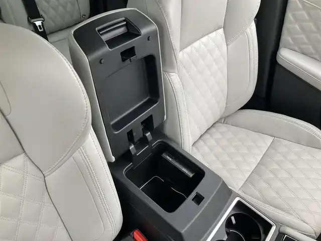 三菱 アウトランダー ＰＨＥＶ P 静岡県 2022(令4)年 2.1万km ホワイトダイヤモンド 純正メモリーナビ/　AM FM Bluetooth USB AppleCarPlay AndroidAuto/フルセグTV/ビルトインETC2.0/前後方ドライブレコーダー/LEDオートヘッドランプ/パワーシート(前席)/シートヒーター(前席)/パワーバックドア/ステアリングヒーター/前後方クリアランスソナー/純正20インチアルミホイール/ヘッドアップディスプレイ/スマートキー2本/サンルーフ/BOSEプレミアムサウンド/アラウンドビューモニター/ホワイトレザーシート