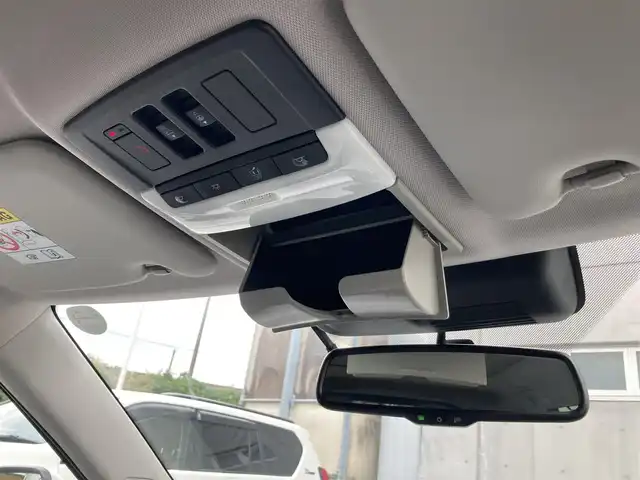 三菱 アウトランダー ＰＨＥＶ P 静岡県 2022(令4)年 2.1万km ホワイトダイヤモンド 純正メモリーナビ/　AM FM Bluetooth USB AppleCarPlay AndroidAuto/フルセグTV/ビルトインETC2.0/前後方ドライブレコーダー/LEDオートヘッドランプ/パワーシート(前席)/シートヒーター(前席)/パワーバックドア/ステアリングヒーター/前後方クリアランスソナー/純正20インチアルミホイール/ヘッドアップディスプレイ/スマートキー2本/サンルーフ/BOSEプレミアムサウンド/アラウンドビューモニター/ホワイトレザーシート