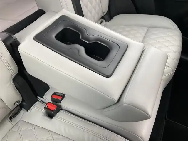 三菱 アウトランダー ＰＨＥＶ P 静岡県 2022(令4)年 2.1万km ホワイトダイヤモンド 純正メモリーナビ/　AM FM Bluetooth USB AppleCarPlay AndroidAuto/フルセグTV/ビルトインETC2.0/前後方ドライブレコーダー/LEDオートヘッドランプ/パワーシート(前席)/シートヒーター(前席)/パワーバックドア/ステアリングヒーター/前後方クリアランスソナー/純正20インチアルミホイール/ヘッドアップディスプレイ/スマートキー2本/サンルーフ/BOSEプレミアムサウンド/アラウンドビューモニター/ホワイトレザーシート