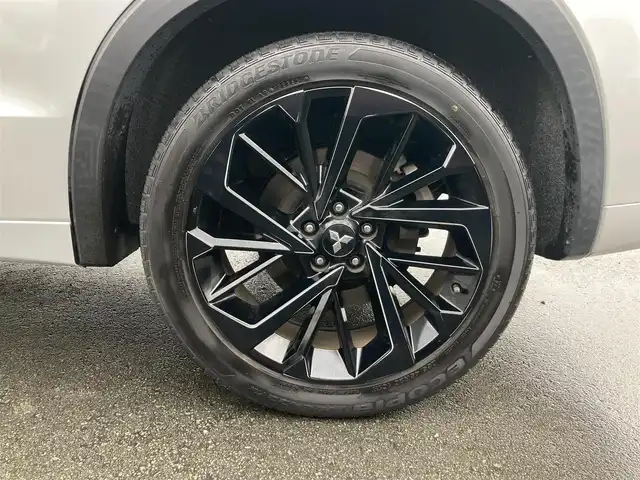 三菱 アウトランダー ＰＨＥＶ P 静岡県 2022(令4)年 2.1万km ホワイトダイヤモンド 純正メモリーナビ/　AM FM Bluetooth USB AppleCarPlay AndroidAuto/フルセグTV/ビルトインETC2.0/前後方ドライブレコーダー/LEDオートヘッドランプ/パワーシート(前席)/シートヒーター(前席)/パワーバックドア/ステアリングヒーター/前後方クリアランスソナー/純正20インチアルミホイール/ヘッドアップディスプレイ/スマートキー2本/サンルーフ/BOSEプレミアムサウンド/アラウンドビューモニター/ホワイトレザーシート