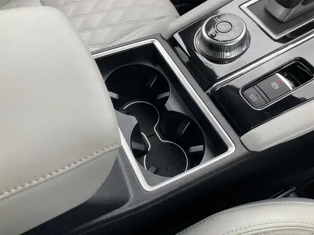 三菱 アウトランダー ＰＨＥＶ P 静岡県 2022(令4)年 2.1万km ホワイトダイヤモンド 純正メモリーナビ/　AM FM Bluetooth USB AppleCarPlay AndroidAuto/フルセグTV/ビルトインETC2.0/前後方ドライブレコーダー/LEDオートヘッドランプ/パワーシート(前席)/シートヒーター(前席)/パワーバックドア/ステアリングヒーター/前後方クリアランスソナー/純正20インチアルミホイール/ヘッドアップディスプレイ/スマートキー2本/サンルーフ/BOSEプレミアムサウンド/アラウンドビューモニター/ホワイトレザーシート