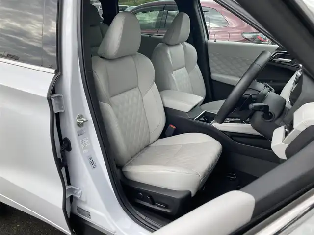 三菱 アウトランダー ＰＨＥＶ P 静岡県 2022(令4)年 2.1万km ホワイトダイヤモンド 純正メモリーナビ/　AM FM Bluetooth USB AppleCarPlay AndroidAuto/フルセグTV/ビルトインETC2.0/前後方ドライブレコーダー/LEDオートヘッドランプ/パワーシート(前席)/シートヒーター(前席)/パワーバックドア/ステアリングヒーター/前後方クリアランスソナー/純正20インチアルミホイール/ヘッドアップディスプレイ/スマートキー2本/サンルーフ/BOSEプレミアムサウンド/アラウンドビューモニター/ホワイトレザーシート