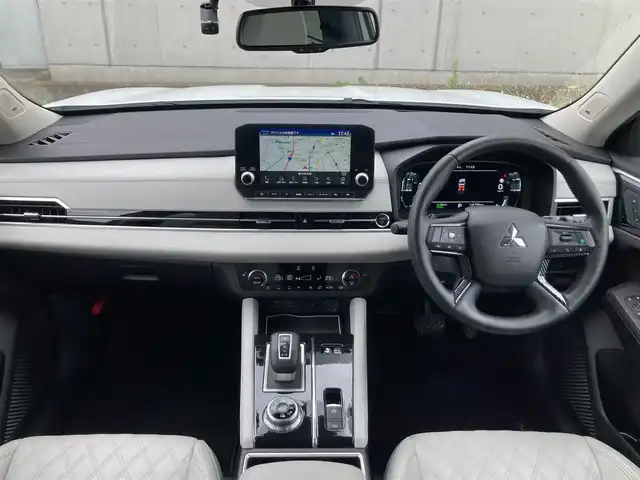 三菱 アウトランダー ＰＨＥＶ P 静岡県 2022(令4)年 2.1万km ホワイトダイヤモンド 純正メモリーナビ/　AM FM Bluetooth USB AppleCarPlay AndroidAuto/フルセグTV/ビルトインETC2.0/前後方ドライブレコーダー/LEDオートヘッドランプ/パワーシート(前席)/シートヒーター(前席)/パワーバックドア/ステアリングヒーター/前後方クリアランスソナー/純正20インチアルミホイール/ヘッドアップディスプレイ/スマートキー2本/サンルーフ/BOSEプレミアムサウンド/アラウンドビューモニター/ホワイトレザーシート