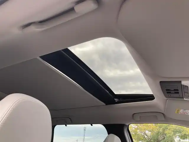 三菱 アウトランダー ＰＨＥＶ P 静岡県 2022(令4)年 2.1万km ホワイトダイヤモンド 純正メモリーナビ/　AM FM Bluetooth USB AppleCarPlay AndroidAuto/フルセグTV/ビルトインETC2.0/前後方ドライブレコーダー/LEDオートヘッドランプ/パワーシート(前席)/シートヒーター(前席)/パワーバックドア/ステアリングヒーター/前後方クリアランスソナー/純正20インチアルミホイール/ヘッドアップディスプレイ/スマートキー2本/サンルーフ/BOSEプレミアムサウンド/アラウンドビューモニター/ホワイトレザーシート