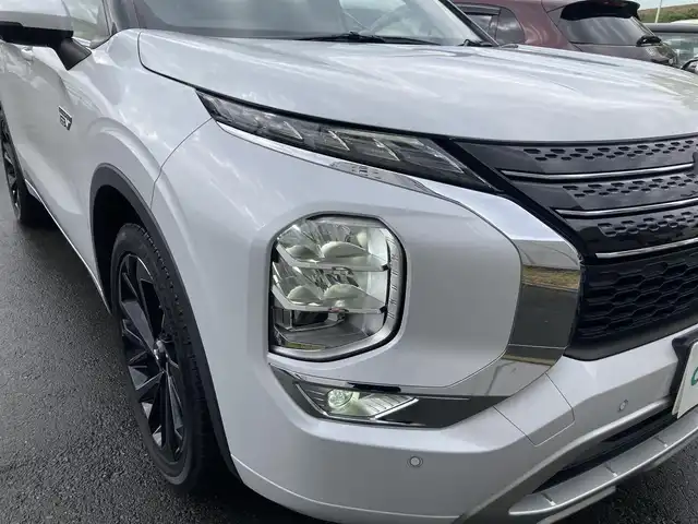 三菱 アウトランダー ＰＨＥＶ P 静岡県 2022(令4)年 2.1万km ホワイトダイヤモンド 純正メモリーナビ/　AM FM Bluetooth USB AppleCarPlay AndroidAuto/フルセグTV/ビルトインETC2.0/前後方ドライブレコーダー/LEDオートヘッドランプ/パワーシート(前席)/シートヒーター(前席)/パワーバックドア/ステアリングヒーター/前後方クリアランスソナー/純正20インチアルミホイール/ヘッドアップディスプレイ/スマートキー2本/サンルーフ/BOSEプレミアムサウンド/アラウンドビューモニター/ホワイトレザーシート