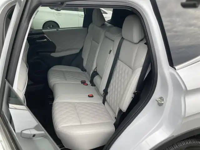 三菱 アウトランダー ＰＨＥＶ P 静岡県 2022(令4)年 2.1万km ホワイトダイヤモンド 純正メモリーナビ/　AM FM Bluetooth USB AppleCarPlay AndroidAuto/フルセグTV/ビルトインETC2.0/前後方ドライブレコーダー/LEDオートヘッドランプ/パワーシート(前席)/シートヒーター(前席)/パワーバックドア/ステアリングヒーター/前後方クリアランスソナー/純正20インチアルミホイール/ヘッドアップディスプレイ/スマートキー2本/サンルーフ/BOSEプレミアムサウンド/アラウンドビューモニター/ホワイトレザーシート