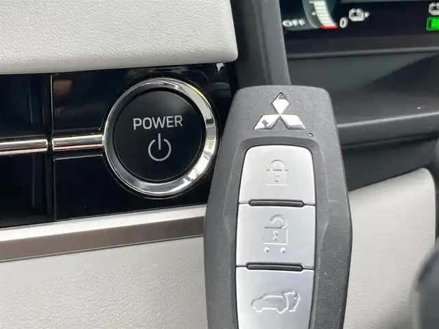 三菱 アウトランダー ＰＨＥＶ P 静岡県 2022(令4)年 2.1万km ホワイトダイヤモンド 純正メモリーナビ/　AM FM Bluetooth USB AppleCarPlay AndroidAuto/フルセグTV/ビルトインETC2.0/前後方ドライブレコーダー/LEDオートヘッドランプ/パワーシート(前席)/シートヒーター(前席)/パワーバックドア/ステアリングヒーター/前後方クリアランスソナー/純正20インチアルミホイール/ヘッドアップディスプレイ/スマートキー2本/サンルーフ/BOSEプレミアムサウンド/アラウンドビューモニター/ホワイトレザーシート