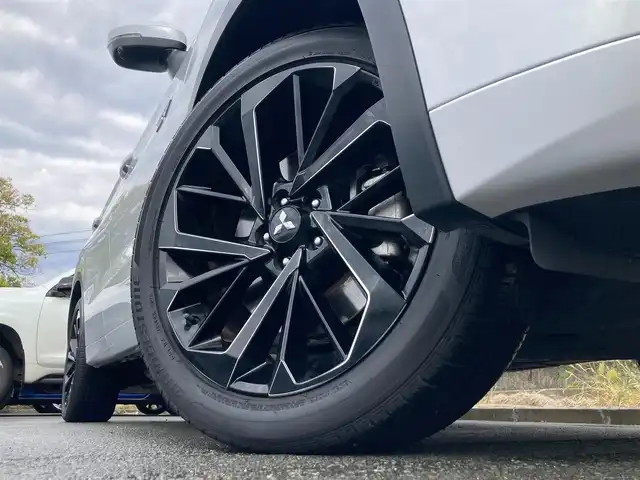 三菱 アウトランダー ＰＨＥＶ P 静岡県 2022(令4)年 2.1万km ホワイトダイヤモンド 純正メモリーナビ/　AM FM Bluetooth USB AppleCarPlay AndroidAuto/フルセグTV/ビルトインETC2.0/前後方ドライブレコーダー/LEDオートヘッドランプ/パワーシート(前席)/シートヒーター(前席)/パワーバックドア/ステアリングヒーター/前後方クリアランスソナー/純正20インチアルミホイール/ヘッドアップディスプレイ/スマートキー2本/サンルーフ/BOSEプレミアムサウンド/アラウンドビューモニター/ホワイトレザーシート