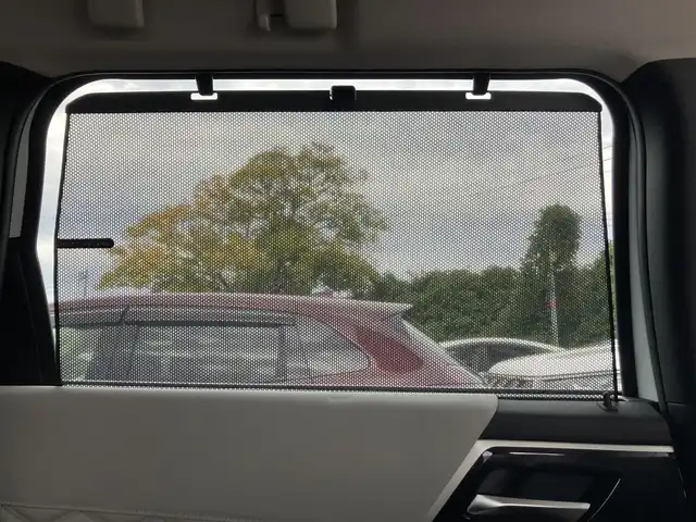 三菱 アウトランダー ＰＨＥＶ P 静岡県 2022(令4)年 2.1万km ホワイトダイヤモンド 純正メモリーナビ/　AM FM Bluetooth USB AppleCarPlay AndroidAuto/フルセグTV/ビルトインETC2.0/前後方ドライブレコーダー/LEDオートヘッドランプ/パワーシート(前席)/シートヒーター(前席)/パワーバックドア/ステアリングヒーター/前後方クリアランスソナー/純正20インチアルミホイール/ヘッドアップディスプレイ/スマートキー2本/サンルーフ/BOSEプレミアムサウンド/アラウンドビューモニター/ホワイトレザーシート