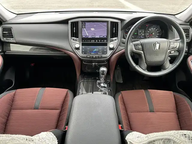 トヨタ クラウン ハイブリッド アスリートS 熊本県 2013(平25)年 4.8万km ホワイトパールクリスタルシャイン 純正ナビ/・フルセグTV/BT/DVD/AM/FM/バックカメラ/インテリジェントクリアランスソナー/プリクラッシュセーフティ機能/横滑り防止装置/車両接近警告機能/レーンキープアシスト/ACC/パワーシート/・シートヒーター/革巻きステアリング/・ステアリングスイッチ/・ステアリングヒーター/オートライト/・フォグランプ/電動格納ミラー/・ウィンカーミラー/純正ドアバイザー/純正AW/ドライブレコーダー/ビルトインETC/リアサンシェード