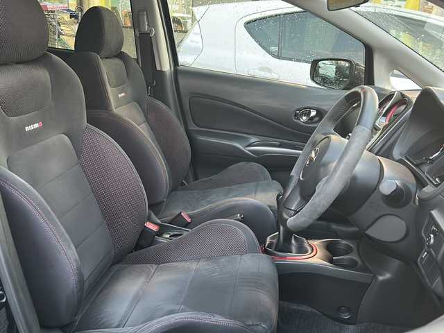 日産 ノート ニスモS 兵庫県 2015(平27)年 5.8万km スーパーブラック ワンオーナー/５MT/専用チューニングコンピューター/プッシュスタート/インテリジェントキー/LEDヘッドライト/オートライト/LEDハイパーデイライト/NISMOロゴ入りスエード調スポーツシート/純正フロアマット/純正１７インチアルミホイール/ETC/保証書/取説/スペアキー