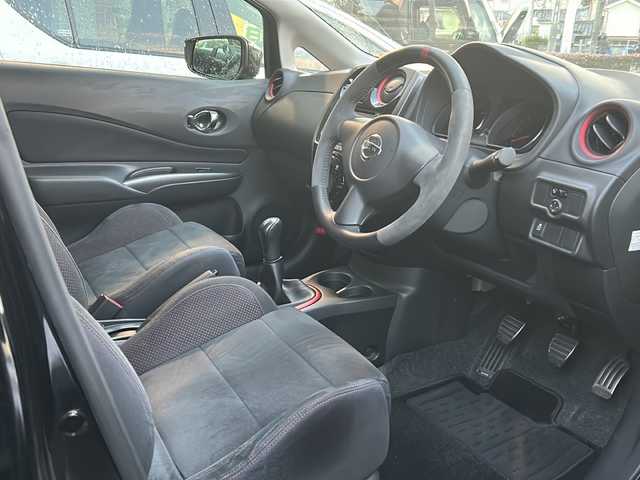 日産 ノート ニスモS 兵庫県 2015(平27)年 5.8万km スーパーブラック ワンオーナー/５MT/専用チューニングコンピューター/プッシュスタート/インテリジェントキー/LEDヘッドライト/オートライト/LEDハイパーデイライト/NISMOロゴ入りスエード調スポーツシート/純正フロアマット/純正１７インチアルミホイール/ETC/保証書/取説/スペアキー