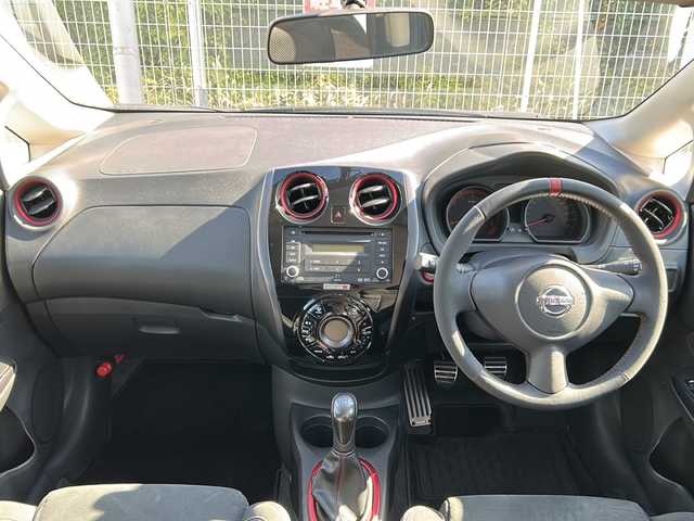 日産 ノート ニスモS 兵庫県 2015(平27)年 5.8万km スーパーブラック ワンオーナー/５MT/専用チューニングコンピューター/プッシュスタート/インテリジェントキー/LEDヘッドライト/オートライト/LEDハイパーデイライト/NISMOロゴ入りスエード調スポーツシート/純正フロアマット/純正１７インチアルミホイール/ETC/保証書/取説/スペアキー