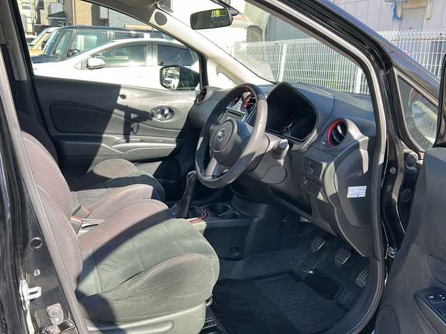 日産 ノート ニスモS 兵庫県 2015(平27)年 5.8万km スーパーブラック ワンオーナー/５MT/専用チューニングコンピューター/プッシュスタート/インテリジェントキー/LEDヘッドライト/オートライト/LEDハイパーデイライト/NISMOロゴ入りスエード調スポーツシート/純正フロアマット/純正１７インチアルミホイール/ETC/保証書/取説/スペアキー