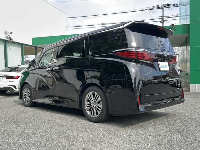 トヨタ アルファードハイブリット Z 大阪府 2024(令6)年 0.2万km ブラック ワンオーナー/純正メモリナビ/・AM/FM/CD/DVD/Bluetooth/・フルセグテレビ/サンルーフ/フリップダウンモニター/全周囲カメラ/ビルトインETC2.0/ドライブレコーダー/クルーズコントロール/衝突軽減ブレーキ/ブラインドスポットモニター/アイドリングストップ/横滑り防止装置/盗難防止装置/パドルシフト/電動パーキングブレーキ/両側パワースライド/コーナーセンサー/メモリシート（D席）/パワーシート（D席+N席）/エアシート（D席+N席＋セカンドシート）/シートヒーター（D席+N席＋セカンドシート）/LEDヘッドライト/オートマチックハイビーム/オートライト/ダブルオートエアコン/プッシュスタートボタン/スマートキー×2/ステアリングリモコン/ステアリングヒーター/純正18インチアルミホイール/100V充電器/12V充電器/USBジャック/純正フロアマット/ドアバイザー/保証書/取扱説明書