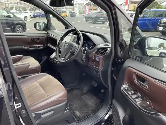 トヨタ エスクァイア ハイブリッド Gi プレミアムパッケージ 千葉県 2019(平31)年 4.8万km スパークリングブラックパールクリスタルシャイン 純正10インチナビ/(フルセグTV/BT/CD/DVD/FM/AM)/バックカメラ/衝突被害軽減システム/車線逸脱警報/クルーズコントロール/ハーフレザーシート/両側パワースライドドア/横滑り防止装置/ビルトインETC/アイドリングストップ/LEDヘッドライト/フォグランプ/オートライト/ウィンカーミラー/電動格納ミラー/純正15インチAW/シートヒーター/シートリフター/ステアリングヒーター/プッシュスタート/スマートキー/フロアマット/ドアバイザー/取扱説明書/保証書